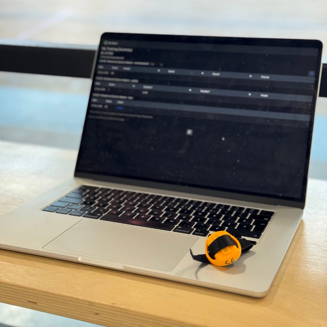 Puce MyLaps sur ordinateur avec tableau de bord Squorz ouvert